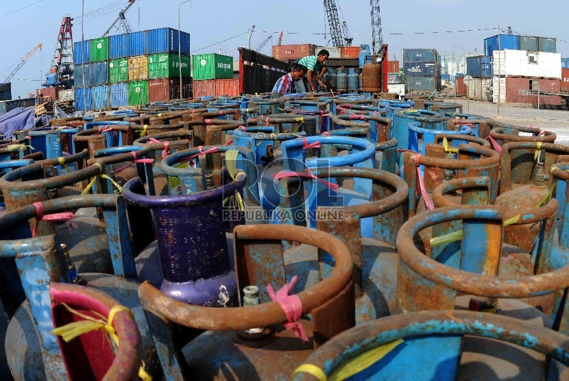  Pekerja melakukan proses bongkar muat gas tabung elpiji 12 kilogram di Pelabuhan Sunda Kelapa, Jakarta, Rabu (16/9).