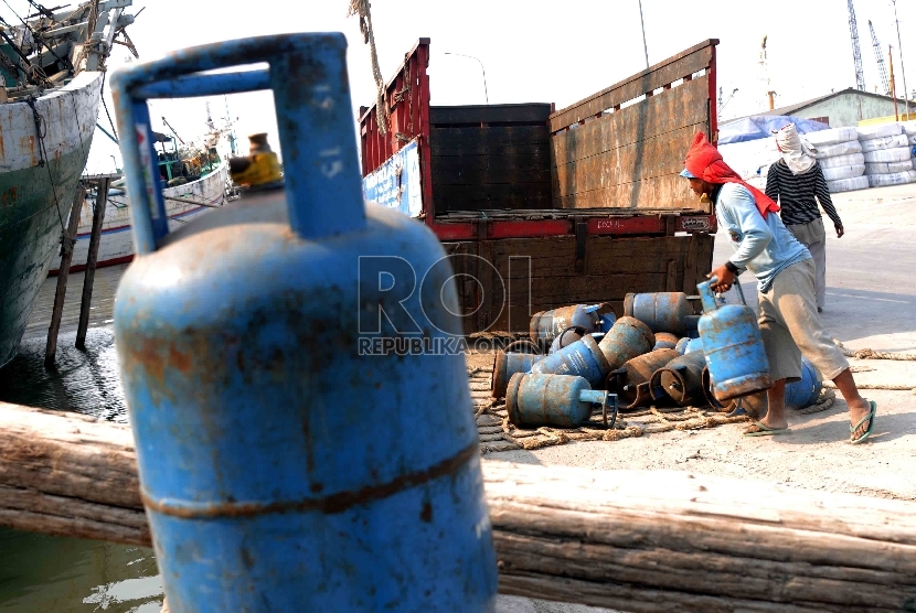  Pekerja melakukan proses bongkar muat gas tabung elpiji 12 kilogram di Pelabuhan Sunda Kelapa, Jakarta, Rabu (16/9). 