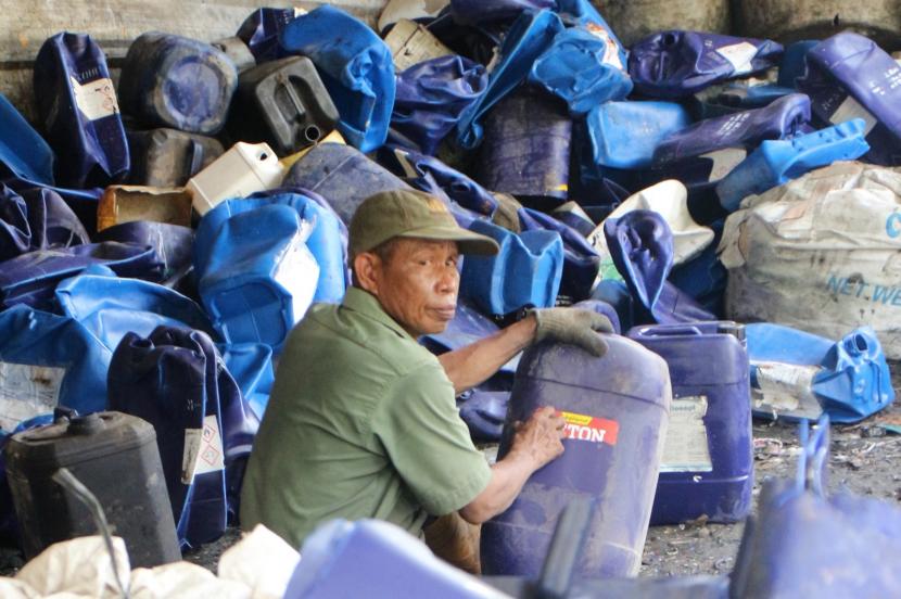 Pekerja melakukan proses daur ulang produk sampah plastik.
