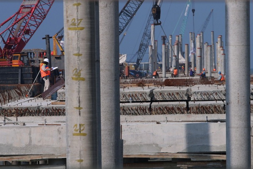 Pekerja melakukan proses pembangunan lantai jembatan dermaga Terminal Multi Purpose Pelabuhan Kuala Tanjung milik Pelindo I, di Batubara, Sumatera Utara, Jumat (11/3). 