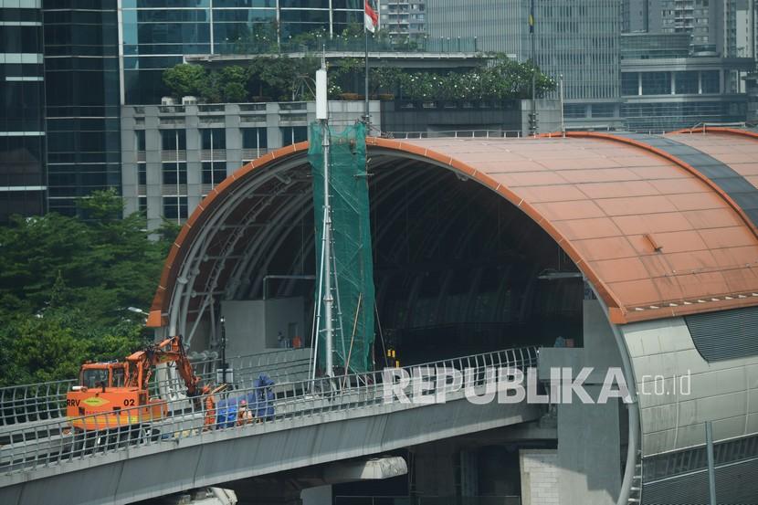 Pekerja melakukan proses pembangunan proyek kereta ringan (LRT) di Jalan Rasuna Said, Jakarta, Senin (31/5/2021). VP Public Relations KAI Joni Martinus mengatakan hingga September 2021, progres pembangunan prasarana LRT Jabodebek mencapai 94,36 persen. 