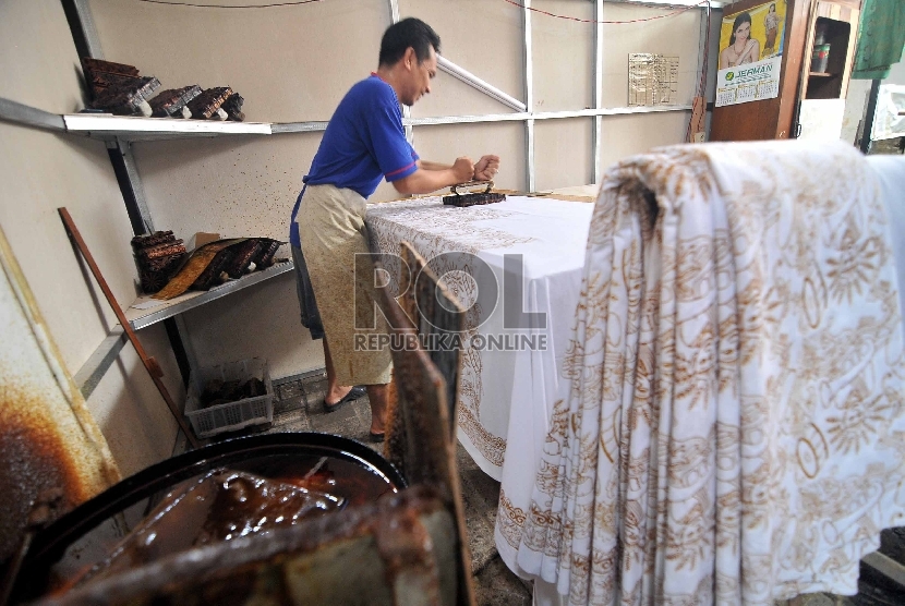 Pekerja melakukan proses pengecapan motif di Batik Betawi Terogong, Jakarta Selatan, Kamis (12/3).