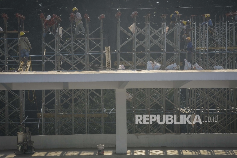  Pekerja melakukan proses pengerjaan venue aquatic Asian Games 2018 di Kompleks Gelora Bung Karno, Jakarta, Jumat (24/3).