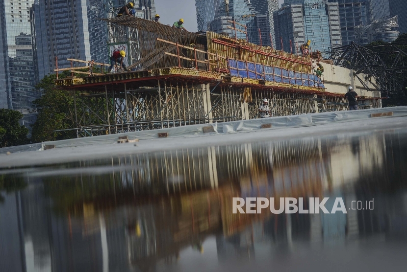  Pekerja melakukan proses pengerjaan venue aquatic Asian Games 2018 di Kompleks Gelora Bung Karno, Jakarta, Jumat (24/3).