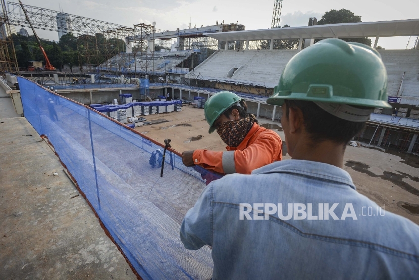  Pekerja melakukan proses pengerjaan venue aquatic Asian Games 2018 di Kompleks Gelora Bung Karno, Jakarta, Jumat (24/3). 