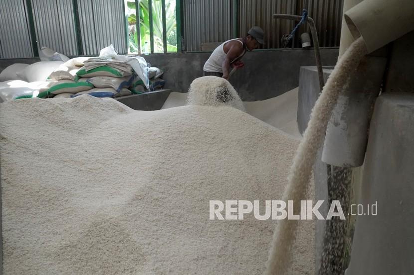 Pekerja melakukan proses pengolahan beras di penggilingan padi (ilustrasi). Persatuan Pengusaha Penggilingan Padi dan Beras (Perpadi) mendorong agar Survei Cadangan Beras Nasional (SCBN) dilakukan secara rutin.