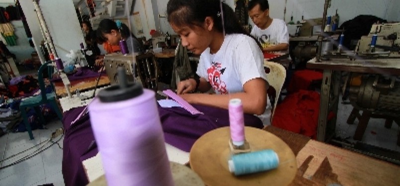 Pekerja melakukan proses penjahitan pakaian di sebuah rumah industri garmen di wilayah Yogyakarta. 