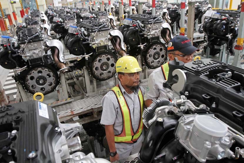 Pekerja melakukan proses perakitan komponen mesin. Pemerintah merilis sebanyak 115 komponen kendaraan pembelian lokal yang disertakan sebagai syarat bagi pabrikan untuk mendapat insentif pajak penjualan atas barang mewah (PPnBM). 