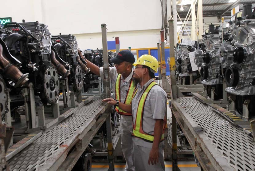 Pekerja melakukan proses perakitan komponen mesin di Pabrik PT Toyota Motor Manufacturing Indonesia (TMMIN), Jakarta, Jumat (20/6).