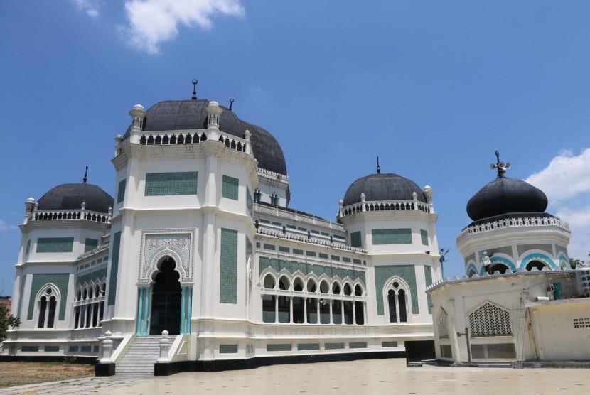 Pekerja melakukan proses perbaikan salah satu atap Masjid Raya Al Mashun, Medan, Sumatera Utara, Selasa(29/3).