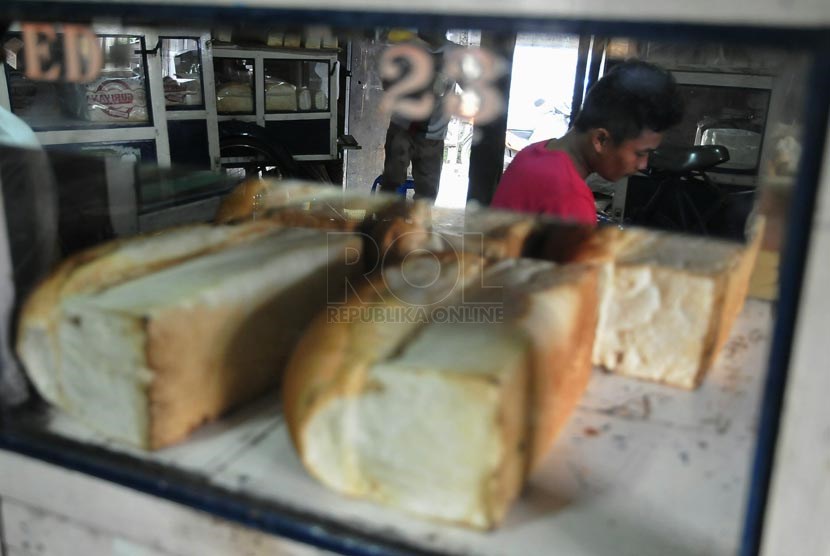 Pekerja melakukan proses tahap akhir pembuatan roti tawar usaha kecil menengah di Jakarta, Rabu (16/4).