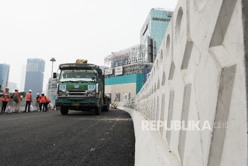 Pekerja melakukan rangkaian uji coba Simpang Susun Semanggi di kawasan Semanggi, Jakarta, Kamis (13/7). 