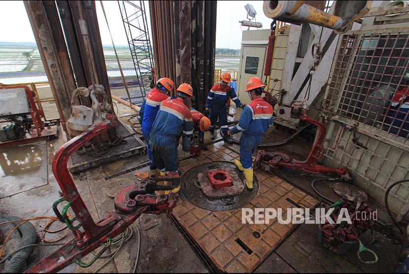 Pekerja melalukan pengeboran di sumur JAS -D milik Pertamina di Subang, Jawa Barat. 