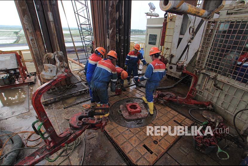 Pekerja melalukan pengeboran di sumur JAS -D milik Pertamina di Subang, Jawa Barat, Jumat (1/2). Pertamina Drilling Services Indonesia (PDSI) menggunakan Syber Rig dengan pengoperasian penggunaan remote control untuk untuk melakukan eploitasi migas guna menjaga ketahanan energi nasional. 