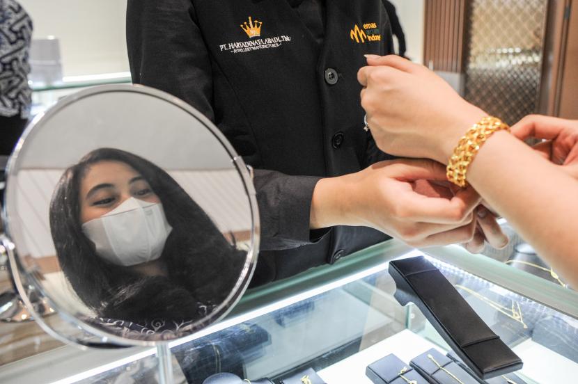 Pekerja melayani pengunjung di gerai emas Hartadinata Abadi di Bandung, Jawa Barat, Jumat (25/3/2022). PT Hartadinata Abadi Tbk (kode saham HRTA) menargetkan penjualan perhiasan emas berkadar 91,6 persen ke India bisa bertambah dua ton dalam dua bulan ke depan yang dikontribusikan dari ekspor ke perusahaan Bright Gold.