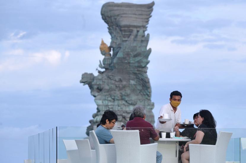[Ilustrasi] Pekerja melayani tamu hotel di Ungasan, Badung, Bali.