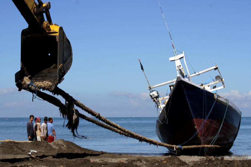 Himpunan Nelayan Seluruh Indonesia (HNSI) Kabupaten Tasikmalaya melaporkan sejumlah perahu nelayan mengalami kerusakan akibat gelombang tinggi yang terjadi pada Selasa (30/8/2022). 