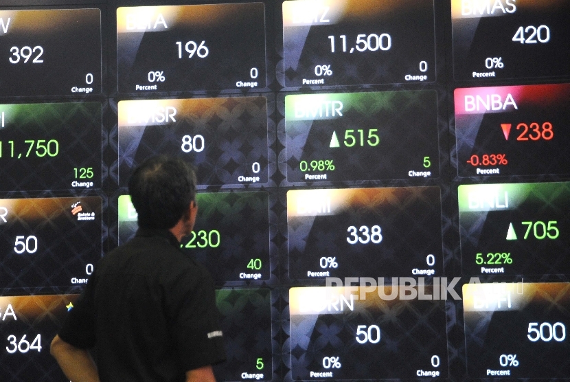 Pekerja melihat layar pergerakan Indeks Harga Saham Gabungan (IHSG) di Gedung Bursa Efek Indonesia (BEI) Jakarta. ilustrasi 