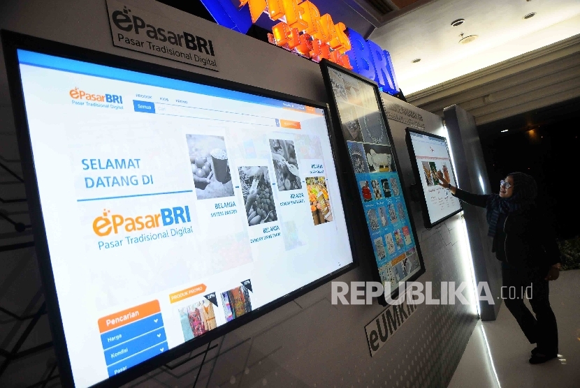  Pekerja melihat menu layanan melalui layar sentuh digital BRI di Gedung BRI, Jakarta, Selasa (1/11).