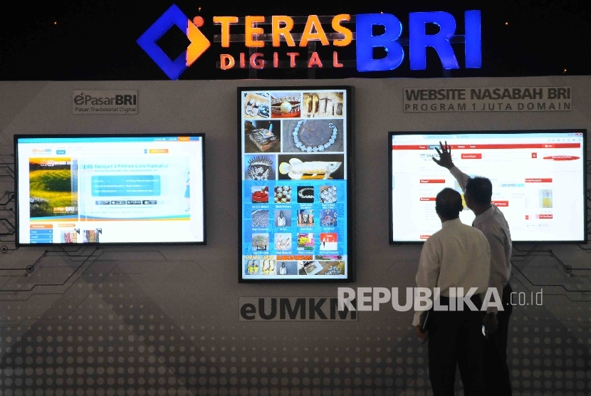  Pekerja melihat menu layanan melalui layar sentuh digital BRI di Gedung BRI, Jakarta, Selasa (1/11). 