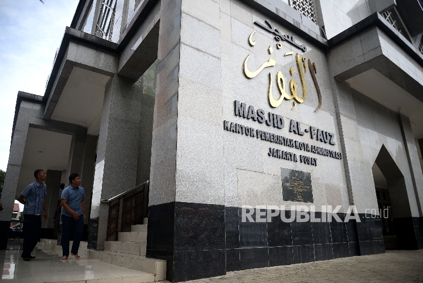 Pekerja melihat pemeriksaan yang dilakukan tim penyidik Bareskrim Polri saat melakukan pemeriksaan fisik Masjid Al-Fauz di Kantor Walikota Jakarta Pusat, Senin (16/1). 