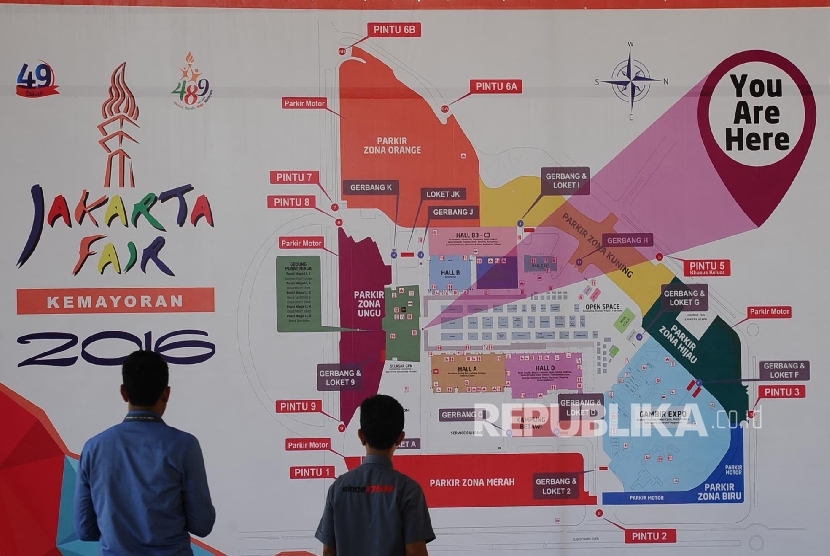 Pekerja melihat peta Jakarta Fair 2016 di JIExpo, Kemayoran.