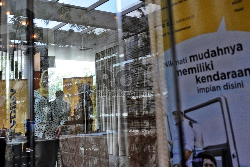  Pekerja melintas berlatar belakang Adira Finance di Jakarta. Sejak pandemi menghantam masyarakat tahun lalu, banyak masyarakat yang terdampak secara ekonomi sehingga kesulitan dalam membayar angsuran atas sejumlah pinjaman. Hal ini pun mendorong Adira Finance untuk menghadirkan program khusus demi memudahkan masyarakat.