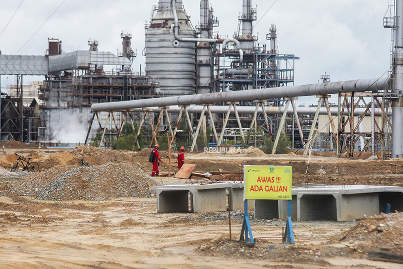 Pekerja melintas di area pembangunan proyek Refinery Development Master Project (RDMP) Refinery Unit V Balikpapan, Kalimantan Timur, (ilustrasi). Proyek RDMP Balikpapan disebut-sebut meningkatkan kesejahteraan masyarakat di timur Indonesia.