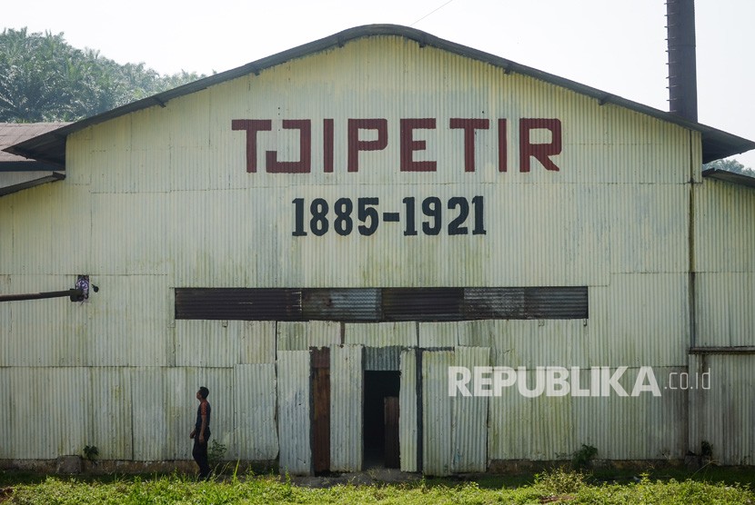 Pekerja melintas di depan Pabrik Karet Tjipetir, Cikidang, Kabupaten Sukabumi, Jawa Barat, Jumat (13/7). 