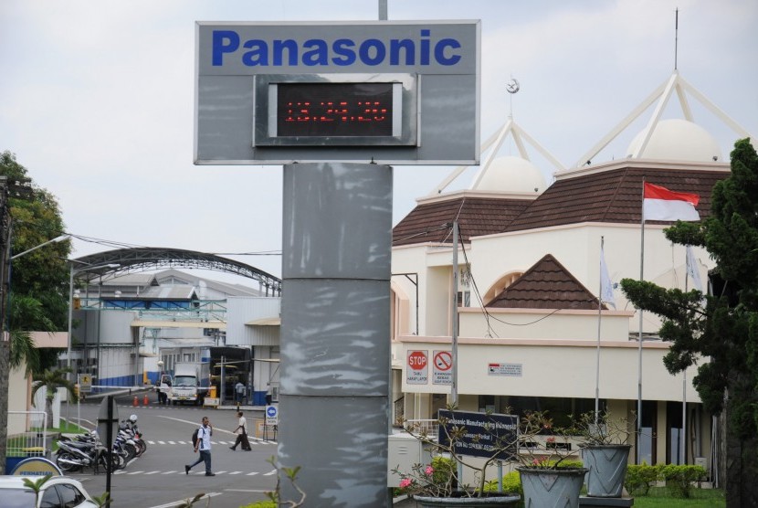 Pekerja melintas di lokasi pabrik PT Panasonic Manufacturing Indonesia di Jalan Raya Bogor KM.29, Gandaria, Jakarta Timur, Rabu (3/2).