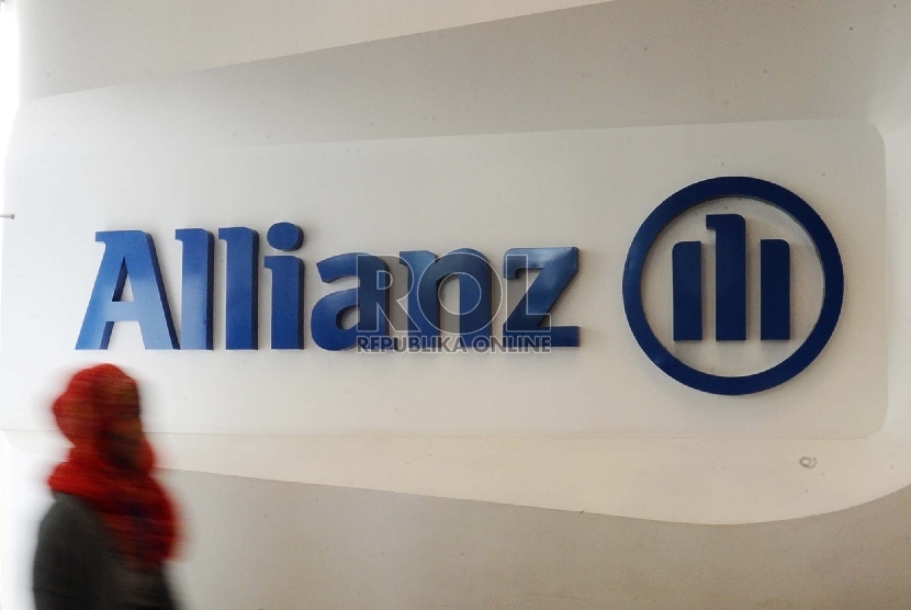 Pekerja melintas pada kantor asuransi Allianz di Jakarta, Jumat (18/9).