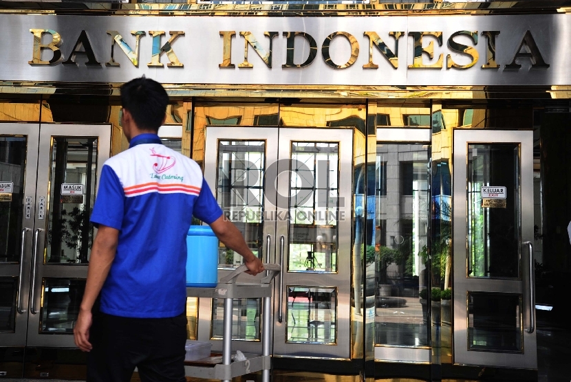 Pekerja melintas pada kantor Bank Indonesia, Jakarta.