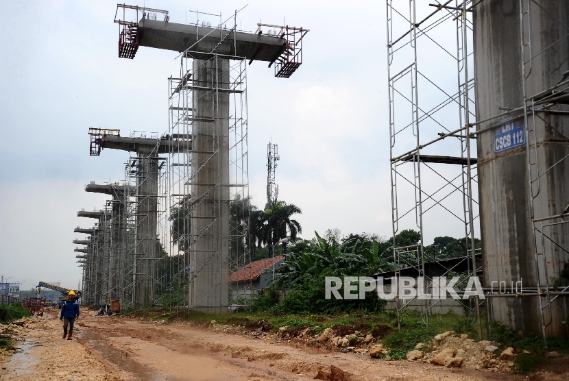  Pekerja melintas pada pembangunan jalur Light Rail Transit (LRT) seksi Cawang-Cibubur, Jakarta, Kamis (13\10). 