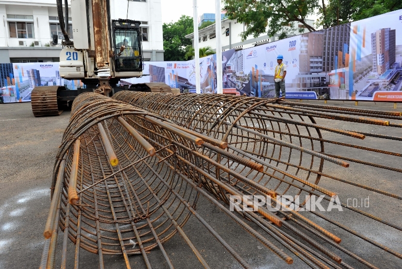 Pekerja melintas saat ground breaking Transit Oriented Development (TOD) Juanda dan Tanah Abang di Stasiun Juanda, Jakarta, Selasa (10/10).