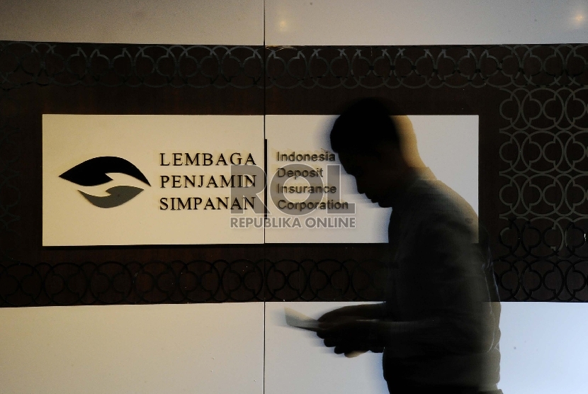  Pekerja melintas saat melakukan aktifitas di kantor Lembaga Penjamin Simpanan (LPS), Jakarta. ilustrasi