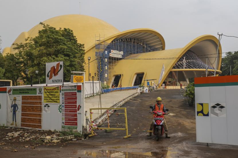 Pekerja melintasi area revitalisasi Keong Emas di kawasan Taman Mini Indonesia Indah, Jakarta, Selasa (17/5/2022). TMII ditutup sementara mulai hari ini (17/5) dalam rangka revitalisasi dan ditargetkan selesai pada Oktober 2022 untuk menyambut gelaran G20.