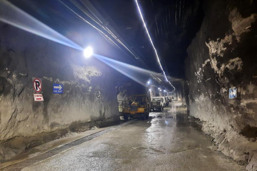 Pekerja melintasi areal tambang bawah tanah Grasberg Blok Cave (GBC) yang mengolah konsentrat tembaga di areal PT Freeport Indonesia, Distrik Tembagapura, Kabupaten Mimika, Papua, Rabu (17/8/2022). (Ilustrasi)