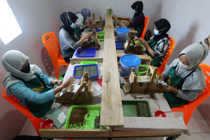 Pekerja melinting tembakau di UKM Oryza Group, Desa Tanjung Selamat, Aceh Besar, Aceh, Senin (20/6/2022). Ditjen Bea Cukai (DJBC) mendorong pembangunan kawasan industri hasil tembakau (KIHT) di berbagai daerah sebagai salah satu upaya pemerintah dalam mengendalikan peredaran rokok ilegal. 