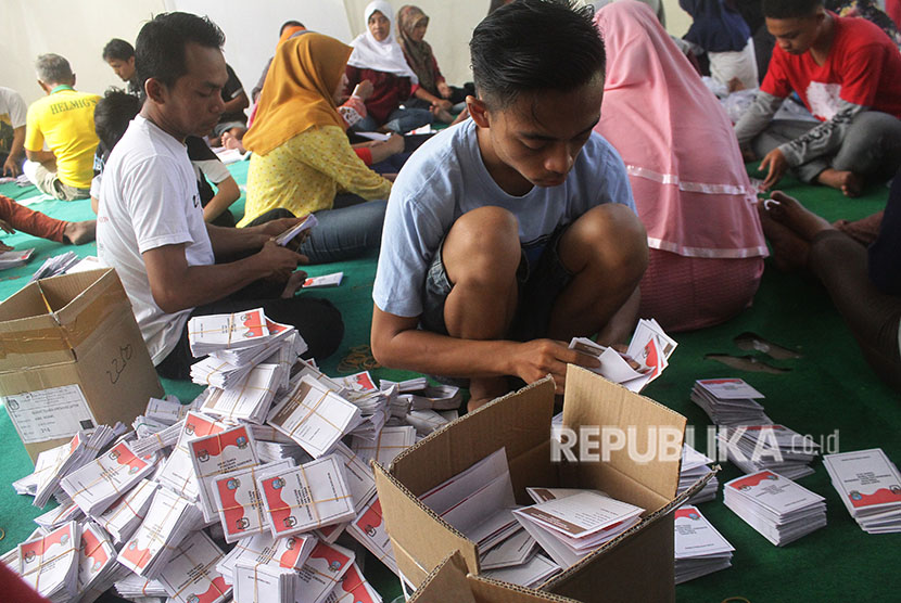 Pekerja melipat dan menyortir surat suara Pilgub Jatim di KPU Ngawi, Jawa Timur, Rabu (23/5). 