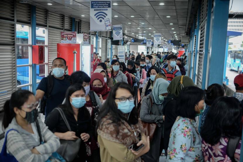 Pekerja memadati halte transjakarta saat jam pulang kerja di Halte Transjakarta Harmoni, Jakarta.