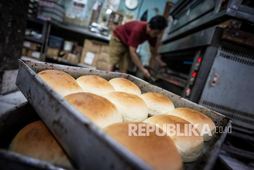 Pekerja memanggang adonan roti di salah satu industri rumahan kawasan Bendungan Hilir, Jakarta, Selasa (20/4/2021). Pemerintah akan memberikan stimulus kredit usaha mikro kecil menengah (UMKM) sebesar Rp400 miliar dalam rangka mendorong pertumbuhan ekonomi kuartal II/2021.