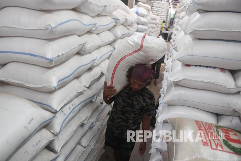 Pekerja memanggul beras di Pasar Induk Beras Cipinang, 