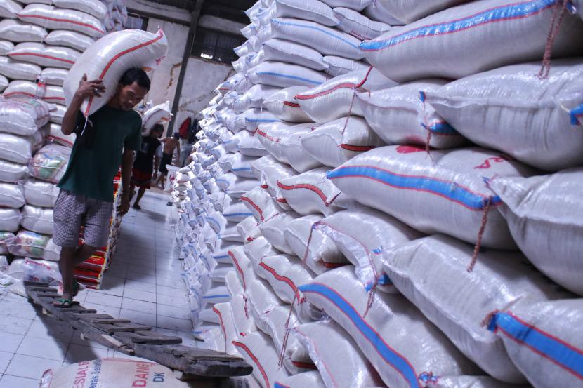 Pekerja memanggul karung berisi beras di Pasar Induk Cipinang, Jakarta, Rabu (21/9/2022). Pemerintah optimis neraca produktivitas pangan terjaga sampai Desember 2022 menyusul sejumlah komoditas mengalami surplus seperti beras yang surplus mencapai 7,5 juta ton. 