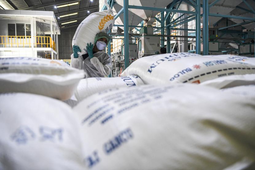 Pekerja memanggul karung berisi beras Bulog. Perum Bulog Subdivisi Regional Lhokseumawe, Aceh, menyatakan persediaan beras di gudang Bulog mencukupi kebutuhan hingga empat bulan ke depan.