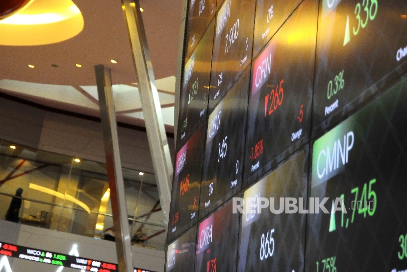 Pekerja memantau perkembangan Indeks Harga Saham Gabungan (IHSG) di Bursa Efek Indonesia (BEI) Jakarta, Senin (25/4). (Republika/ Agung Supriyanto)