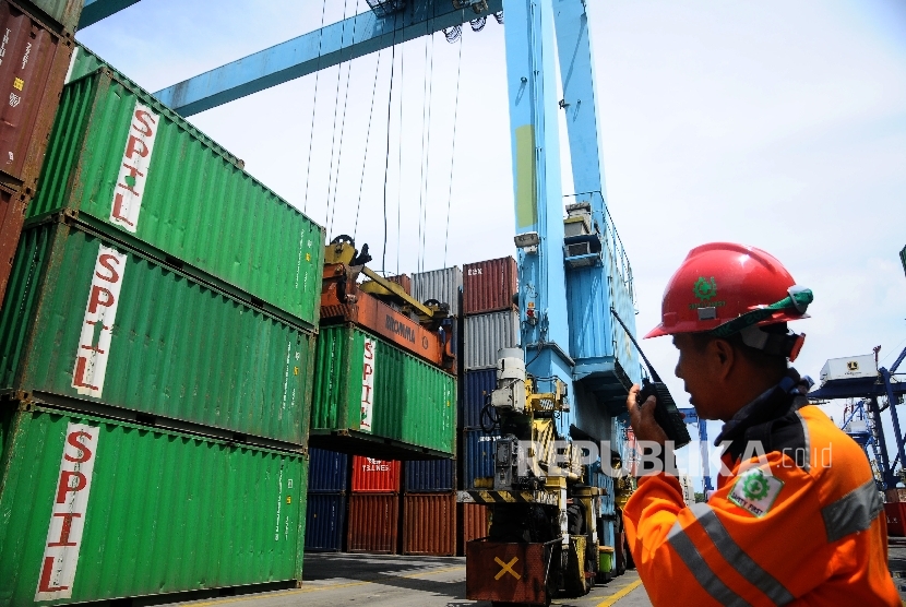 Pekerja memantau proses bongkar muat di Pelabuhan Tanjung Priok, Jakarta Utara, Selasa (7/2)