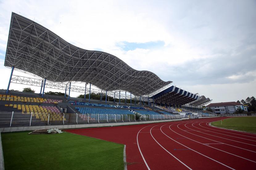 Pekerja memasang atap tribun penonton saat revitalisasi Stadion Benteng Reborn di Tangerang, Banten, Jumat (7/1/2022). Stadion tersebut nantinya akan dijadikan markas klub Persikota Tangerang untuk kompetisi sepak bola Liga Indonesia.
