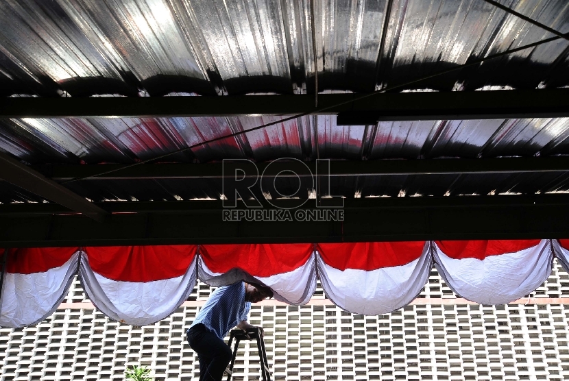 Pekerja memasang atribut merah putih di kawasan perkantoran Thamrin, Jakarta, Jumat (7/8).