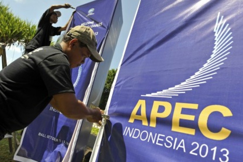 Pekerja memasang baliho KTT APEC 2013 menjelang berlangsungnya kegiatan internasional itu di Nusa Dua, Bali, Senin (30/9). Kawasan Bali Tourism Develompent Corporation (BTDC) yang menjadi pusat kegiatan KTT APEC 2013 akan disteril dari kendaraan pribadi 
