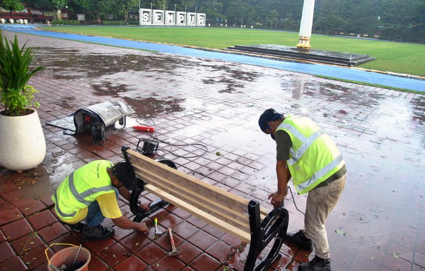 Pekerja memasang bangku baru di Taman Sempur, Kota Bogor, Jawa Barat, Selasa (9/2/2021). Pemerintah Kota Bogor mengganti bangku sejumlah taman kota sebagai bagian perawatan dan pemeliharaan taman di masa pandemi COVID-19.